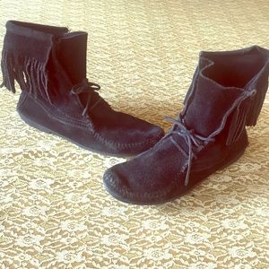 Black Minnetonka Fringe Ankleboots